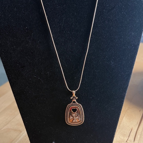 Jewelry - Elegant Gold Tone Pendant Necklace